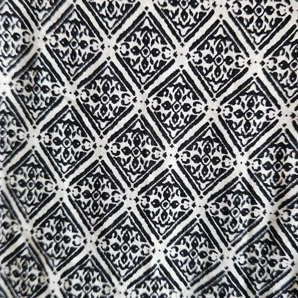 WEEKEND SALE! Marisa Christina Black and White Patterned Top - Picture 3 of 4